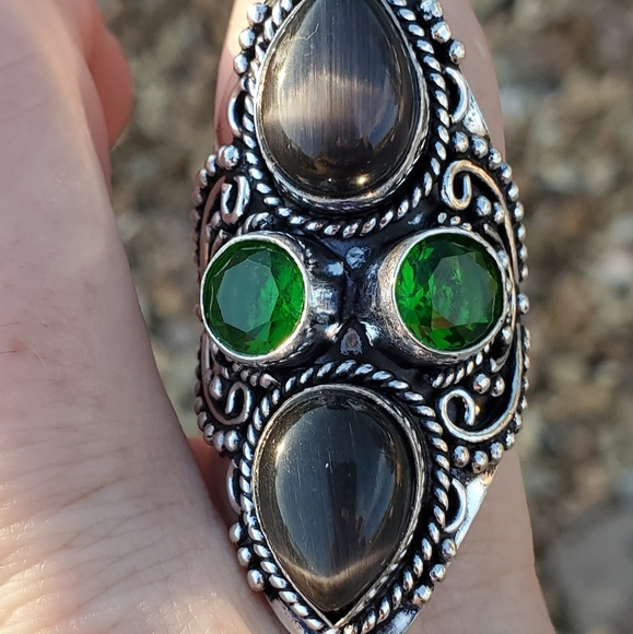 New Cat Eye & Peridot Silver Statement Ring. - Picture 11 of 16